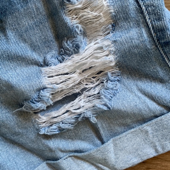Hollister sz 0 ultra high-rise mom shorts 3” euc distressed - Picture 2 of 6